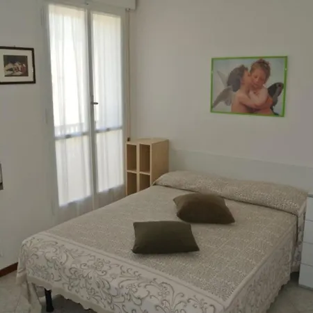 Cozy Coastal Flat With Balcony In Lignano Διαμέρισμα *