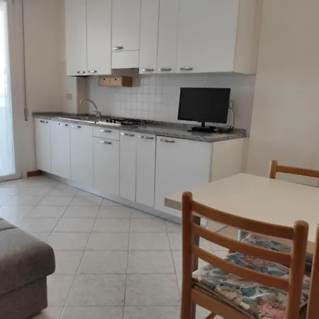 Cozy Coastal Flat With Balcony In Lignano * Λινιάνο Σαμπιαντόρο