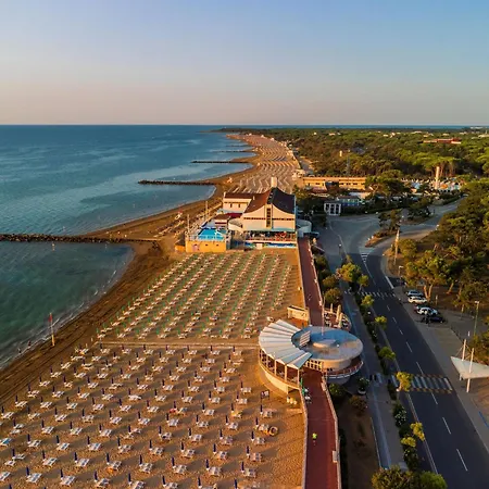 Cozy Coastal Flat With Balcony In Lignano *